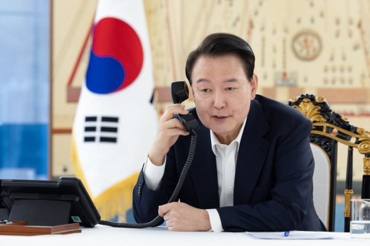 윤석열 대통령이 7일 서울 한남동 대통령 관저에서 도널드 트럼프 미국 대통령 당선인과 전화 통화를 하고 있다. [대통령실 제공]